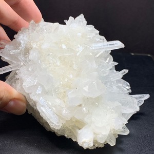 2.フローライトハリネズミが住み着いている水晶クラスター