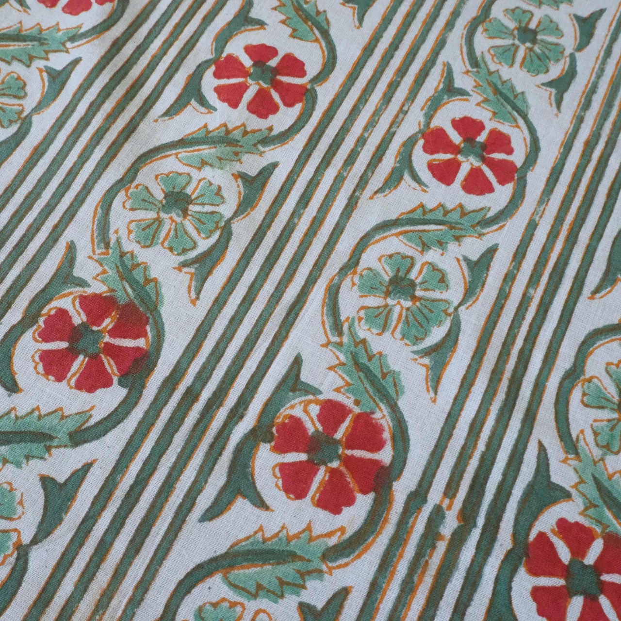 ブロックプリント生地【50cm単位】インド綿 ストライプ柄 白×くすみグリーン×赤 #46396-GR2