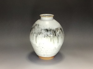 鉄釉流し壺花入