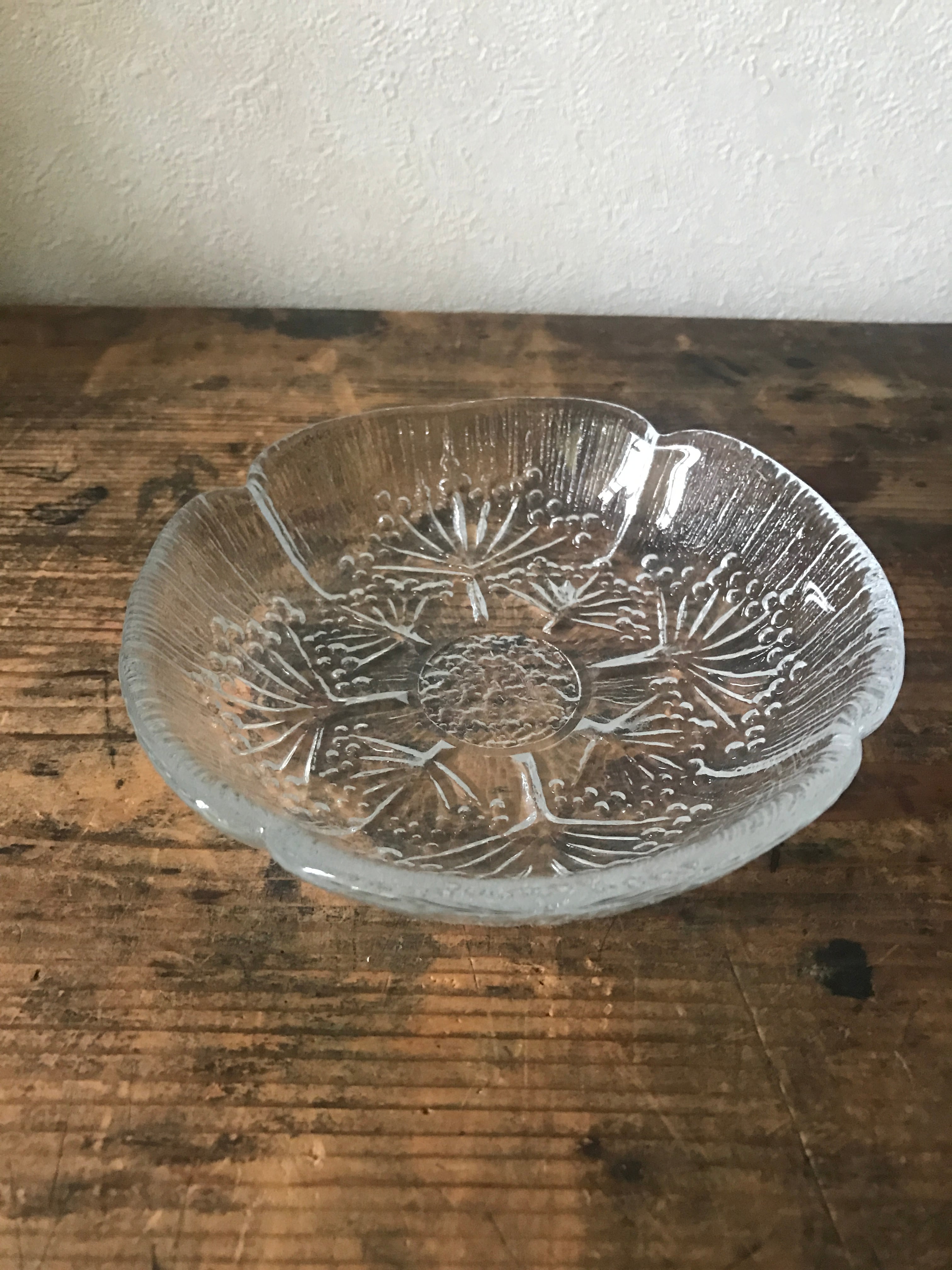 木の模様のガラスの深皿