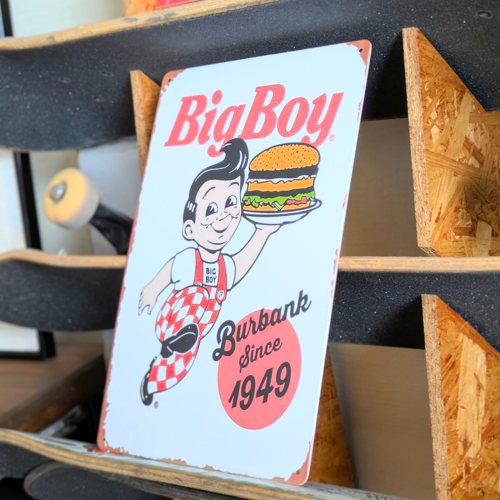 送料無料!ちょうどいいブリキ看板 【ビッグボーイ(Big Boy)】『 Burbank since 1949 』 METAL SIGN / メタルサイン / ブリキ看板 / サインボード / ビンテージ加工〚アメリカン雑貨 アメトイ〛