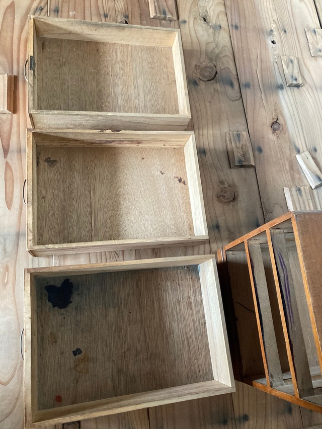 ヴィンテージの３杯の小引出し