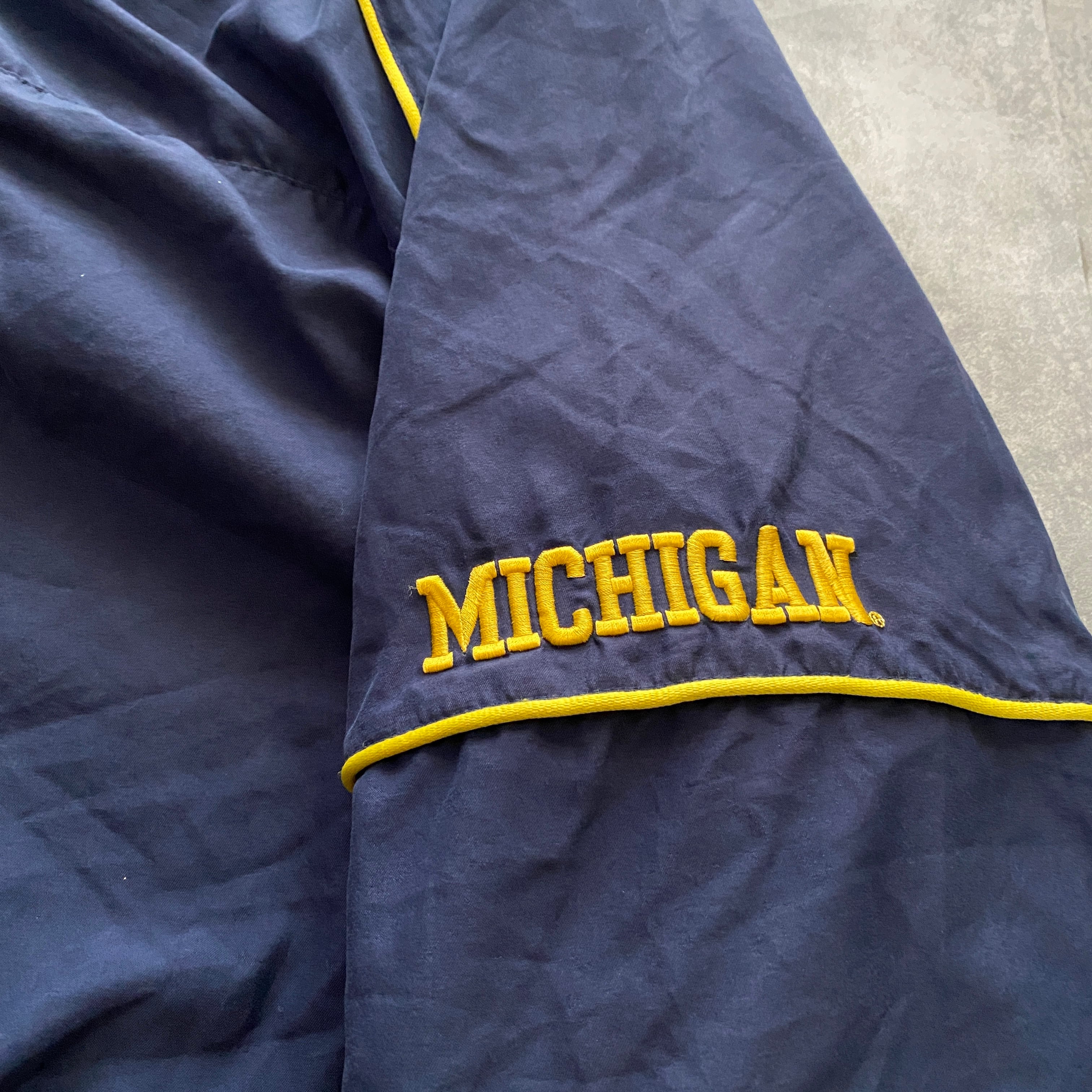 Michigan ミシガン大学　カレッジ　ナイロンプルオーバー　刺繍ロゴ