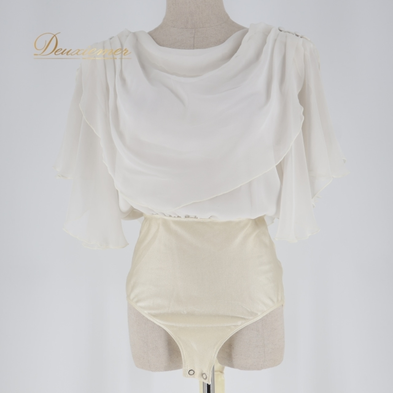 社交ダンス 衣装 トップス レオタード ホワイト系 チャコット Chacott 白 日本製 無地 シンプル ドレープ 伸縮 ストレッチ 練習 レッスン 爽やか 明るい かわいい ダンス衣装 ボタン イベント ステージ