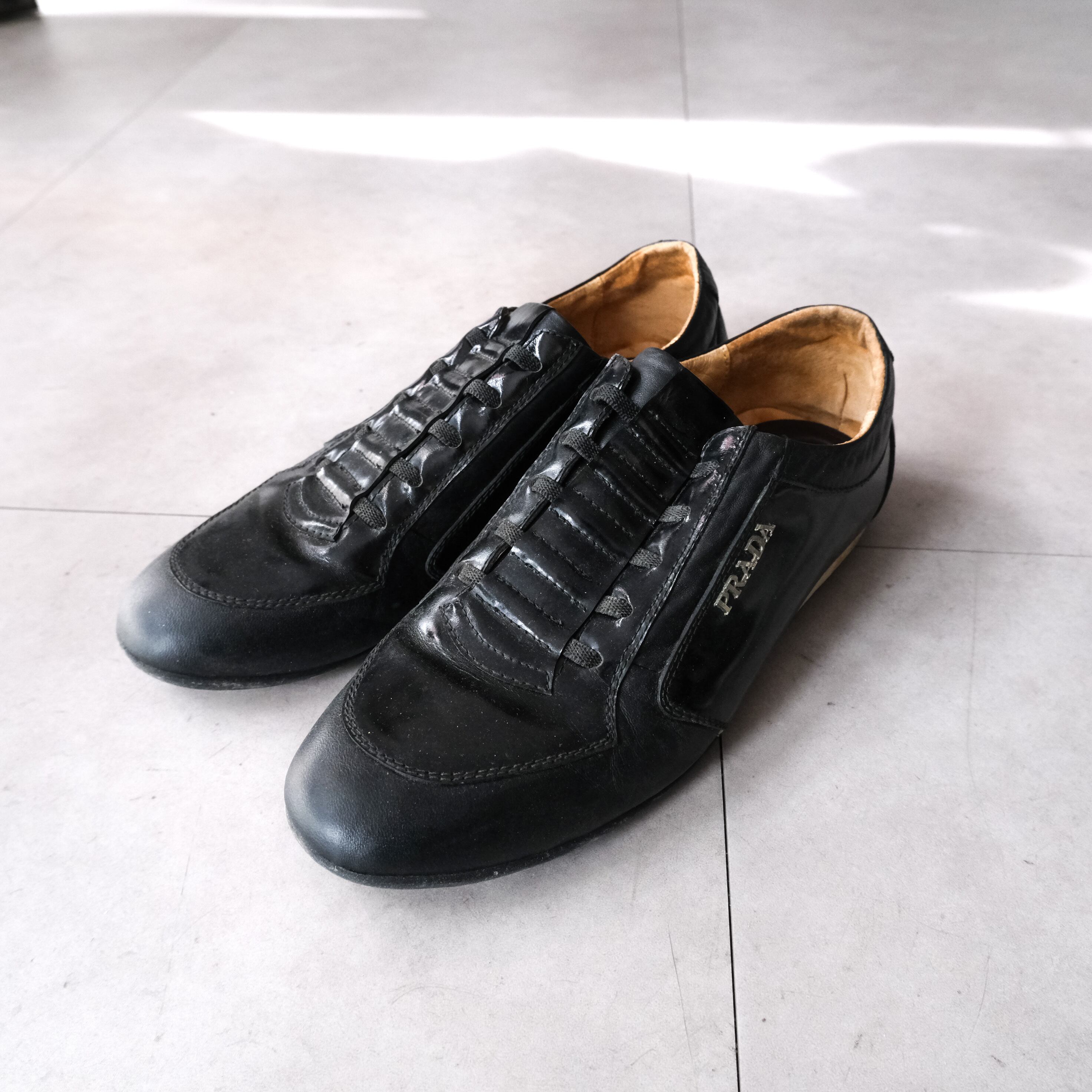 PRADA スポーツ PRADA SPORT” patent leather switching sneaker | anti knovum