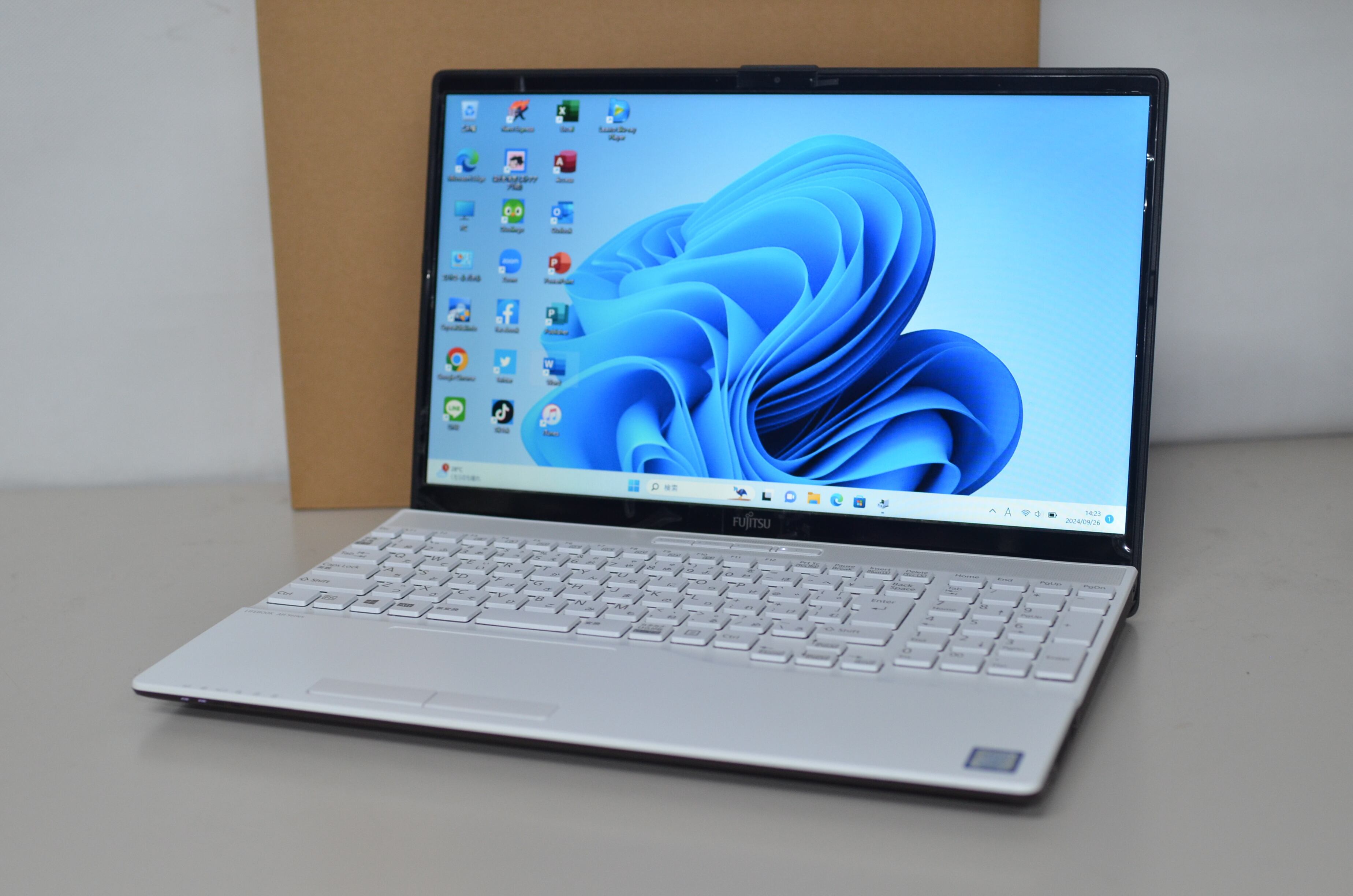 超美品 15型 富士通 AH53/D3 ブルーレイ SSD512 i7 8世代 中古良品ノートパソコン 富士通 AH55/D3 Windows11+office 爆速