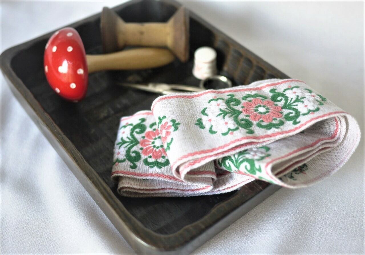 ドイツ ヴィンテージリボン アイボリーに花 民族衣装 チロルリボン マチョー 刺繍カロチャ リボン 6㎝幅190㎝