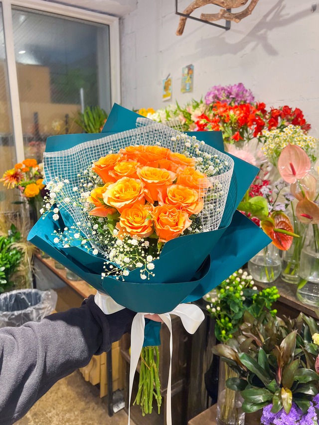 オレンジ薔薇12本とカスミソウのブーケ