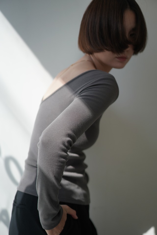 カップ付きバックオープンロンT　Gray