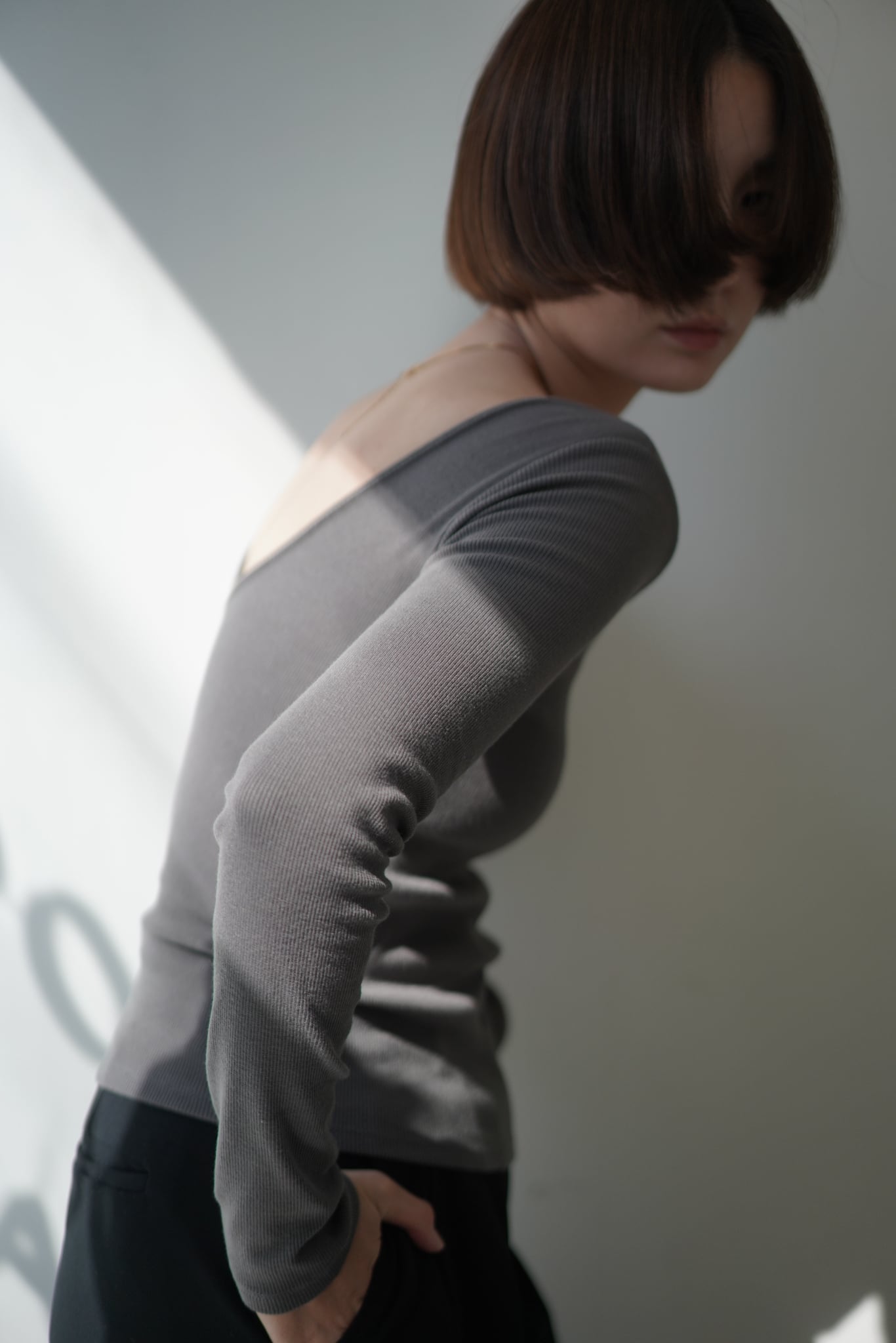 カップ付きバックオープンロンT Gray