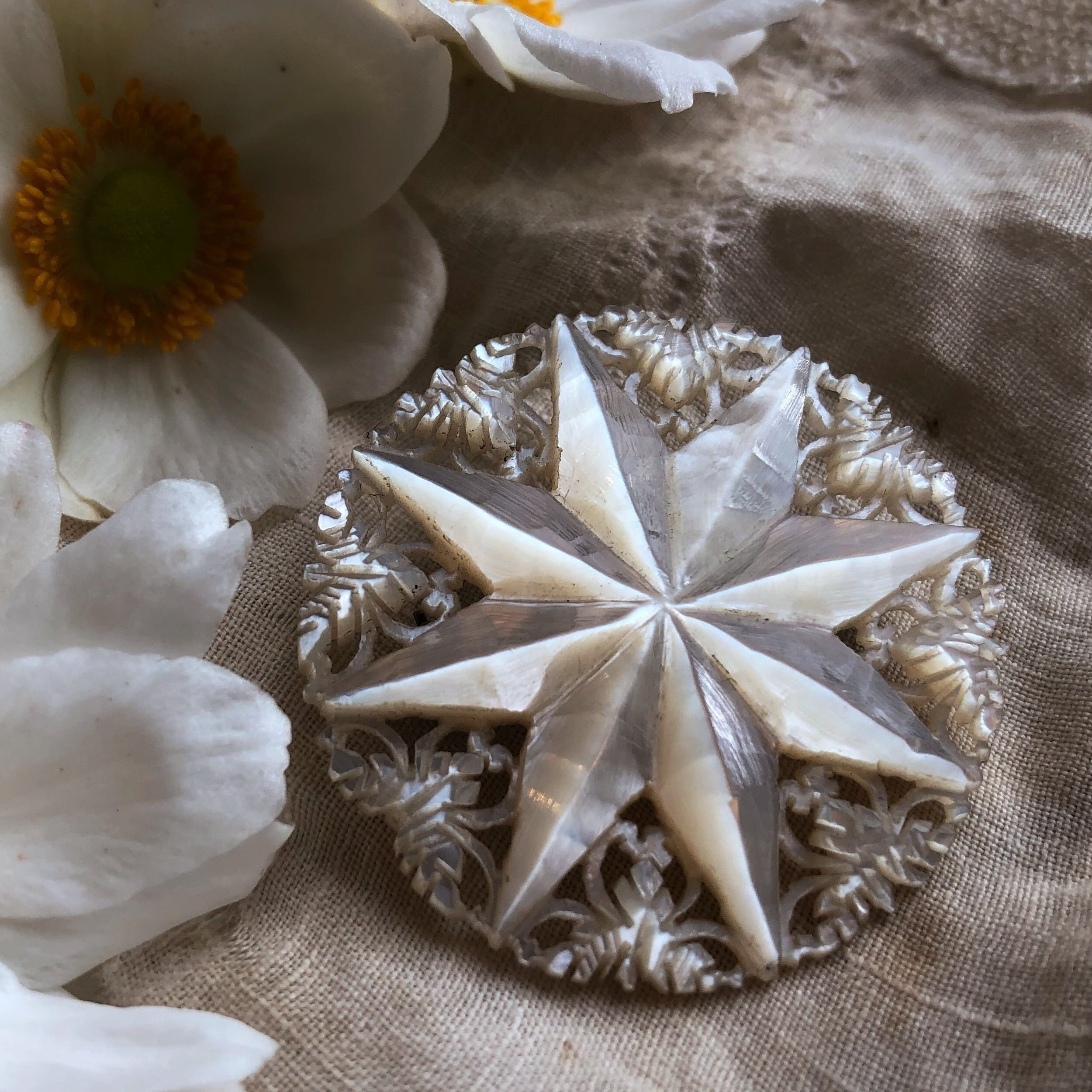 ベツレヘム マザーオブパールのブローチ 花 大きめ ベツレヘムパール