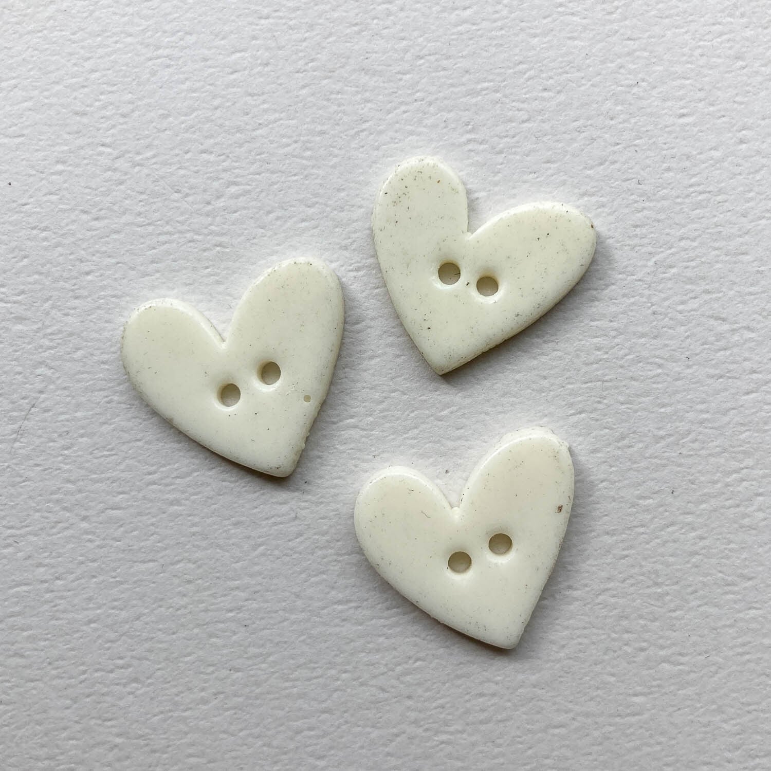 再入荷〉いびつハートの2穴ボタン（20mm） | Dua-アクセサリーパーツ