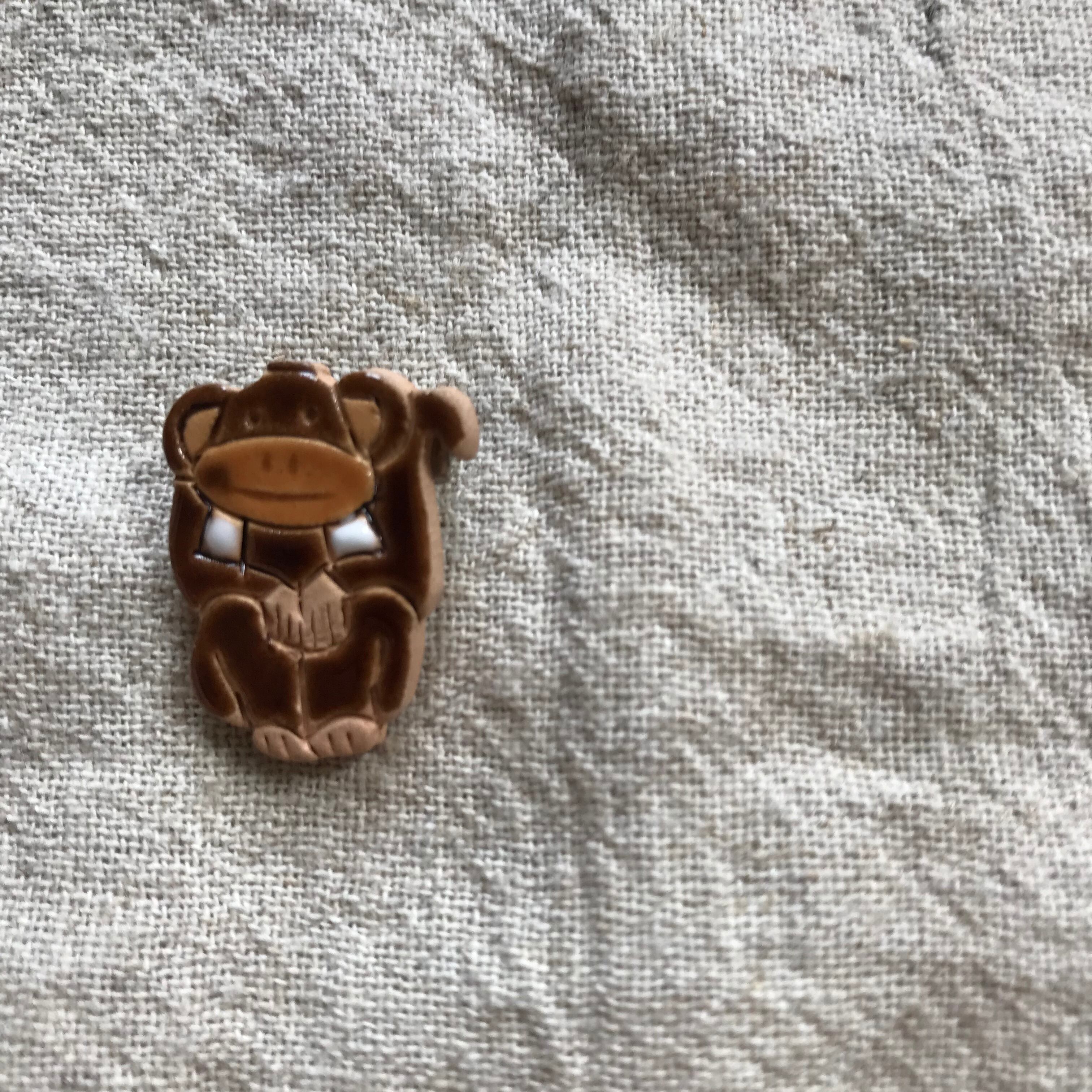 リトアニアの小さな陶器のサルのブローチ