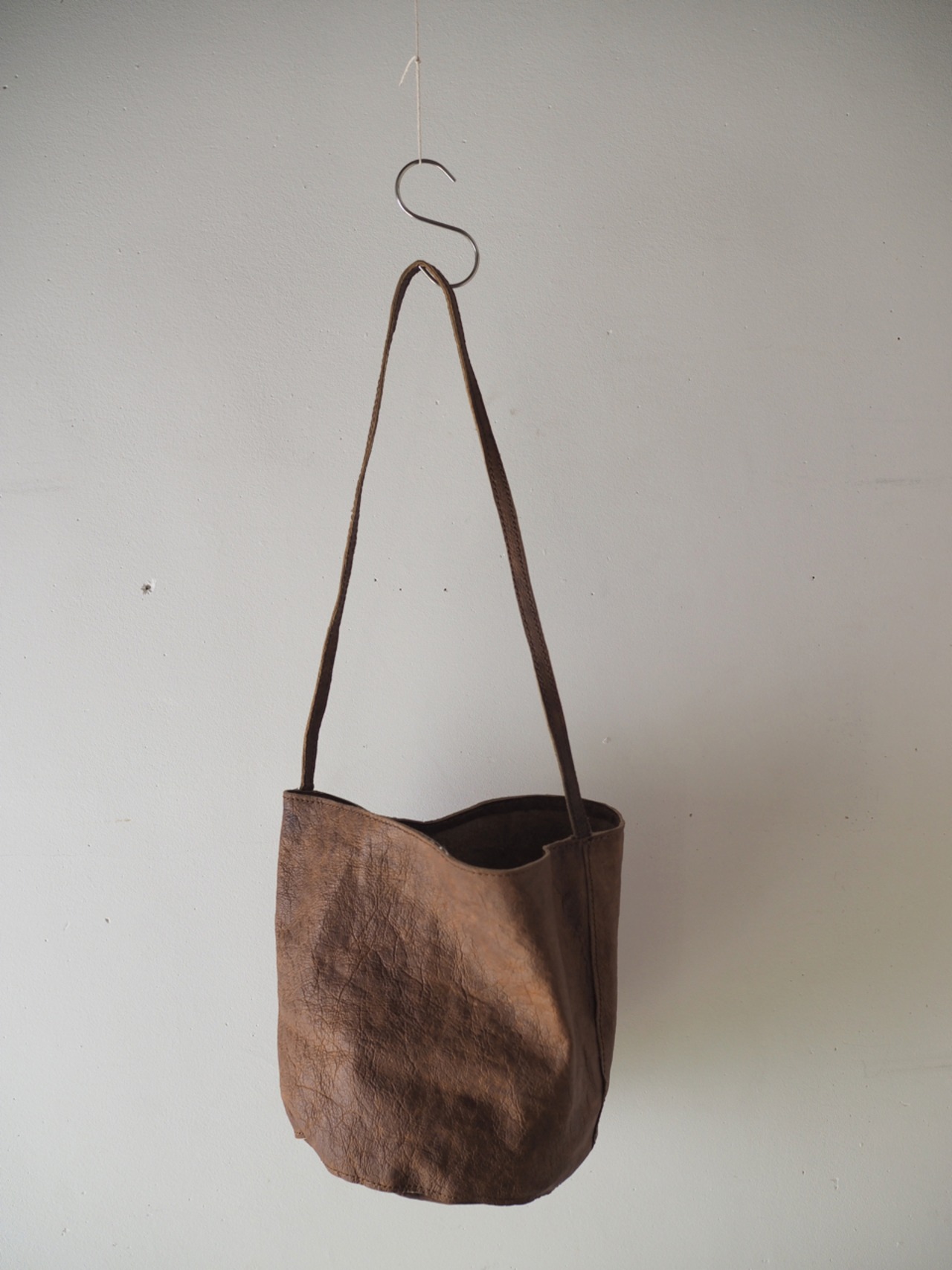 005dc407 round base shoulder bag