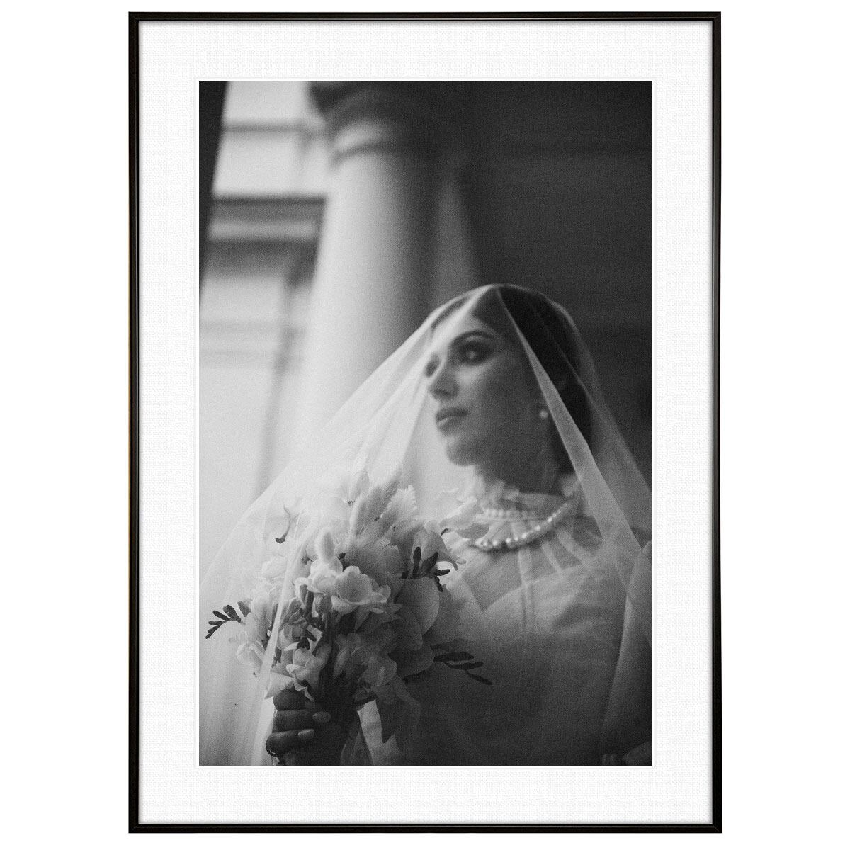 人物写真 花を持ったベールの女性 インテリアモノクロアートポスター額装 AS2237