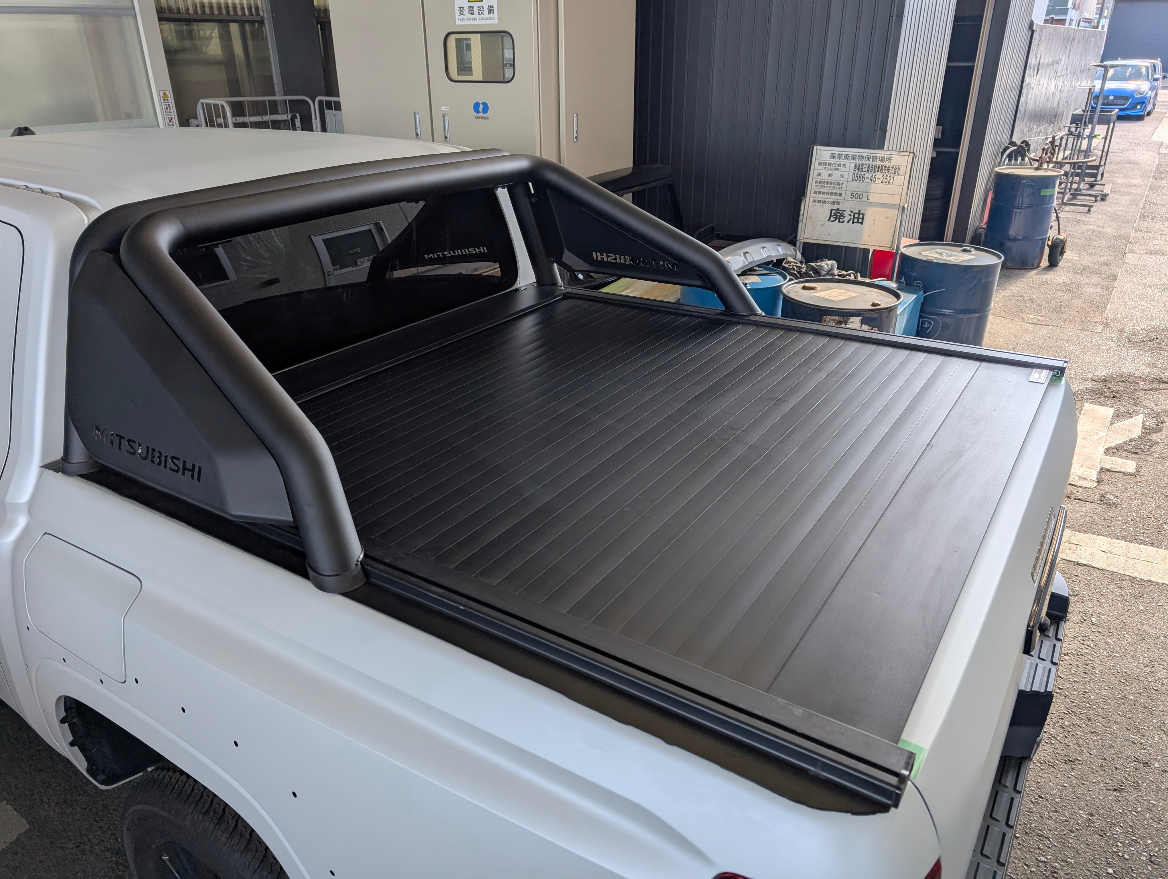 トライトン 純正 スタイリングバー 次回入荷時期未定】 MDF 新型トライトン 手動トノカバー＆純正スポーツ