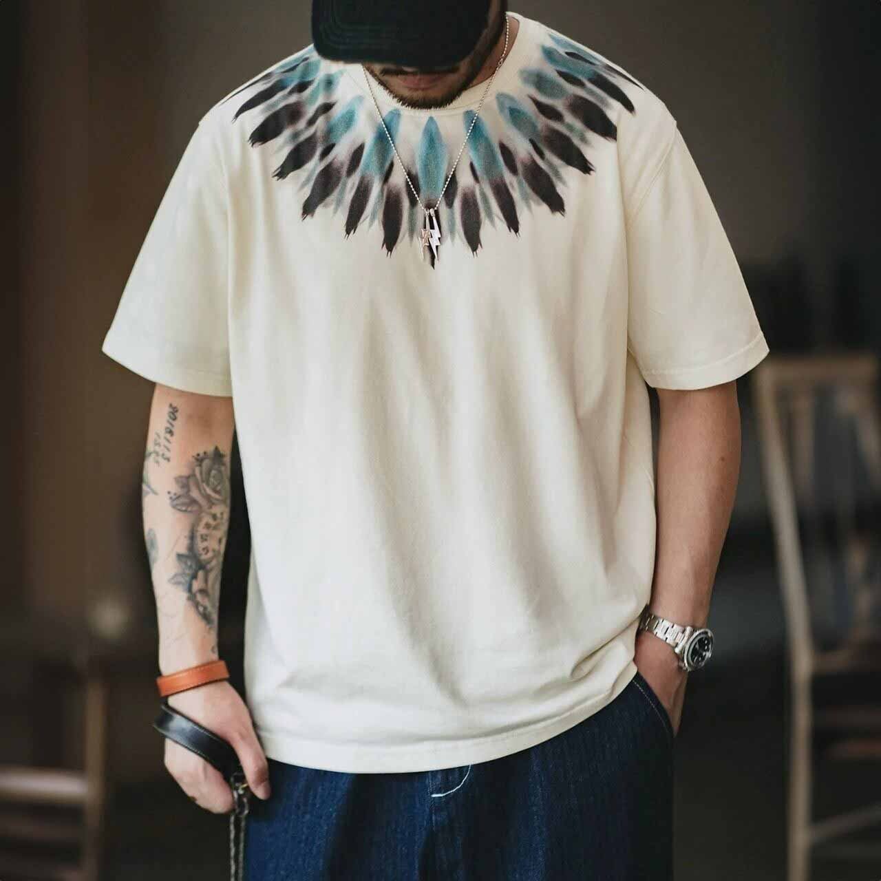 ネイティブフェザーグラフィックネックプリントTシャツ 1col   A00205
