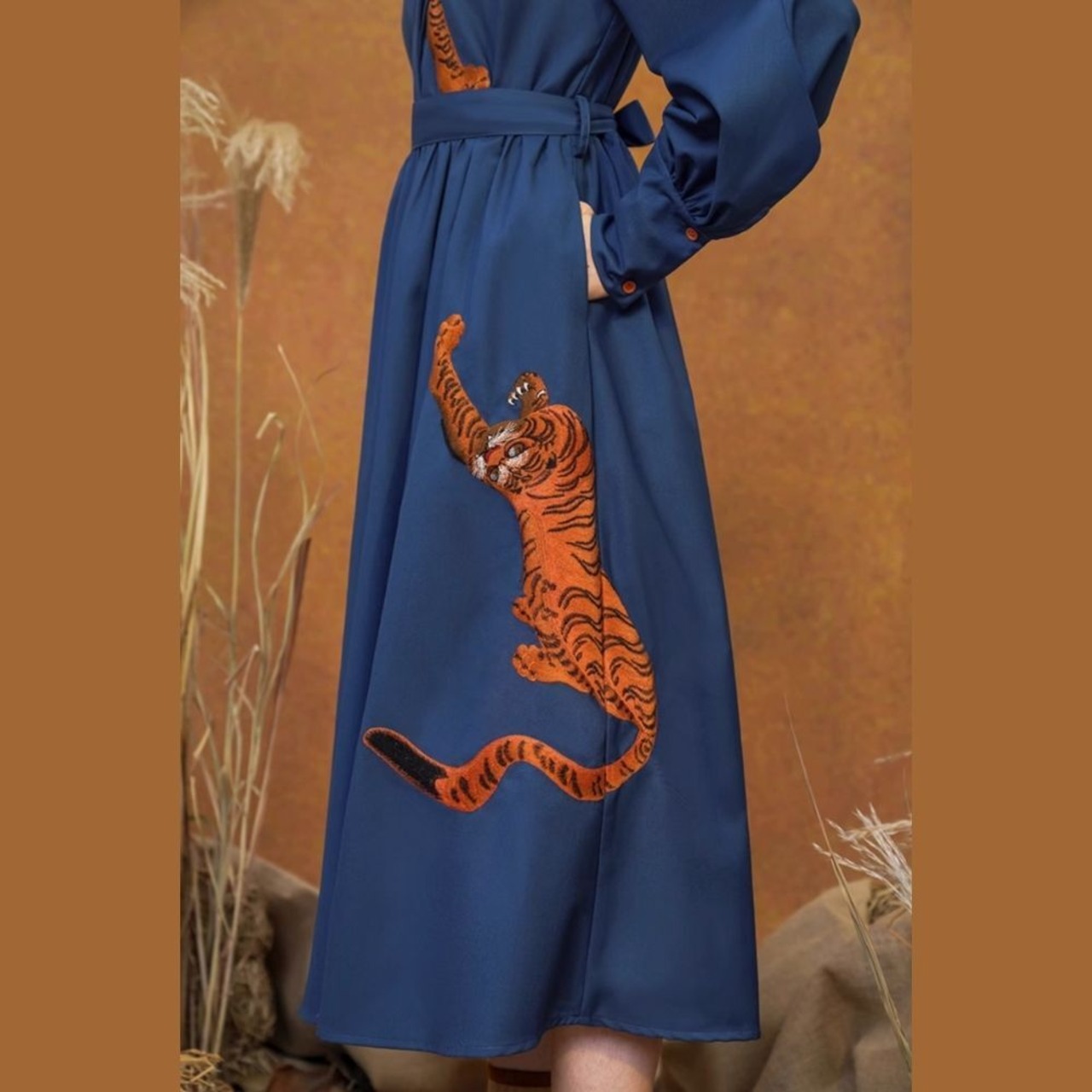 幸運の2匹のタイガー刺繍ブルーワンピース　　E00288