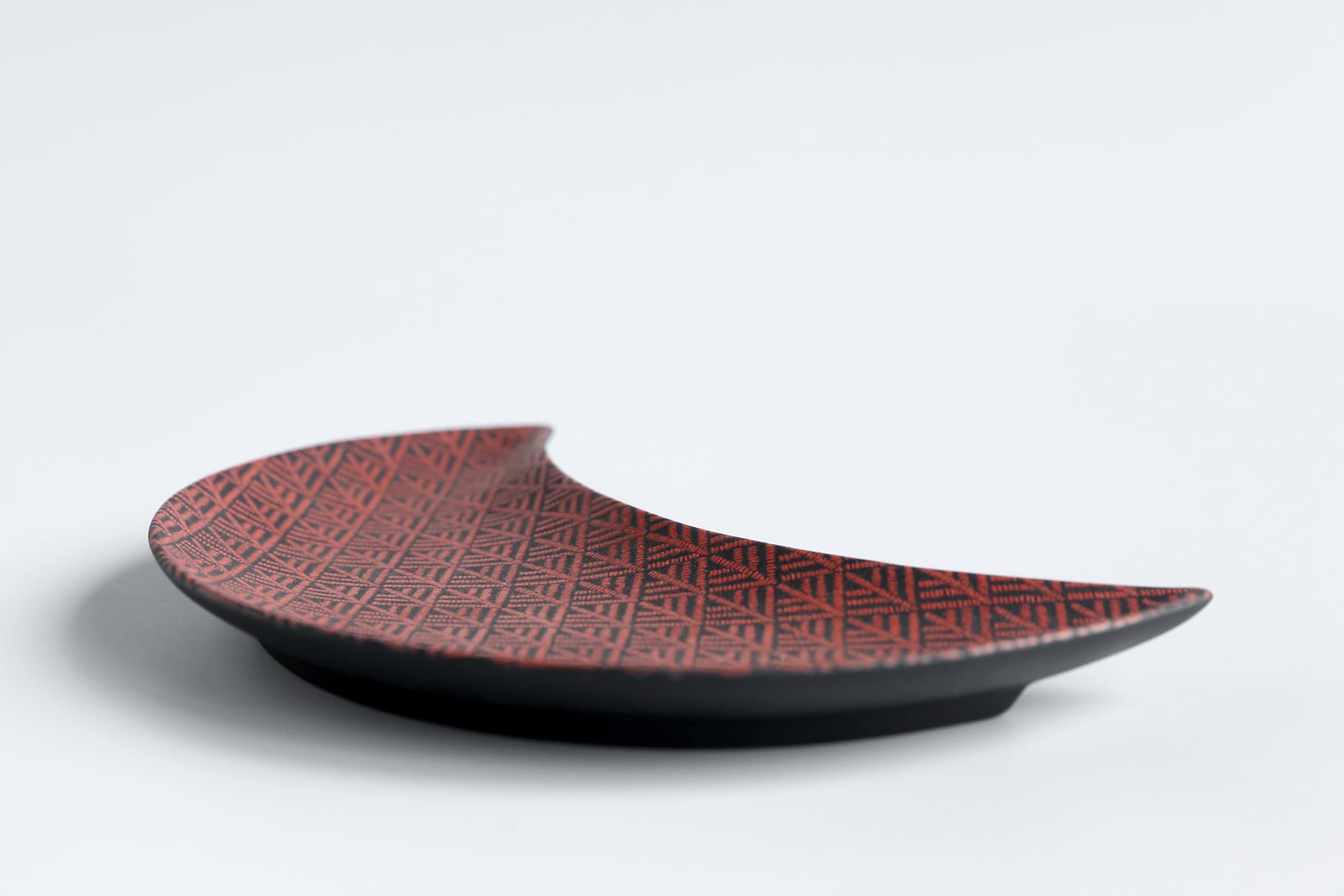 PITCH BLACK「木立三日月皿 レッド」 | 丸健製陶:MARUKENshop｜吸水性