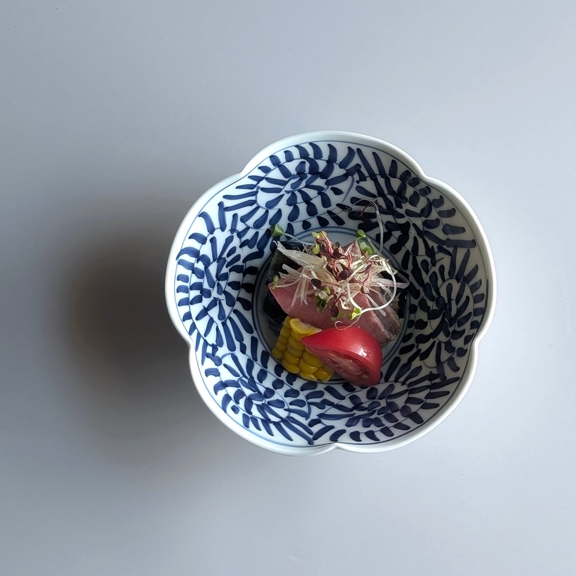 在庫限り】染付花蝶芙蓉手高台小鉢（小） | 和食器のすべて