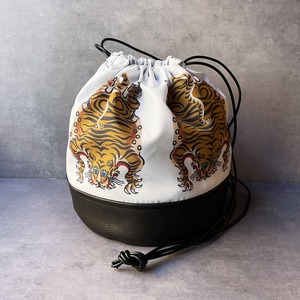 【fm-leathertibe-WHT】丸底レザー チベタン柄  エフェクトバッグ 巾着 底 バッファロー 牛革 紐 斜め掛けバッグ ポシェット サブバッグ トラ柄 タイガー お揃い