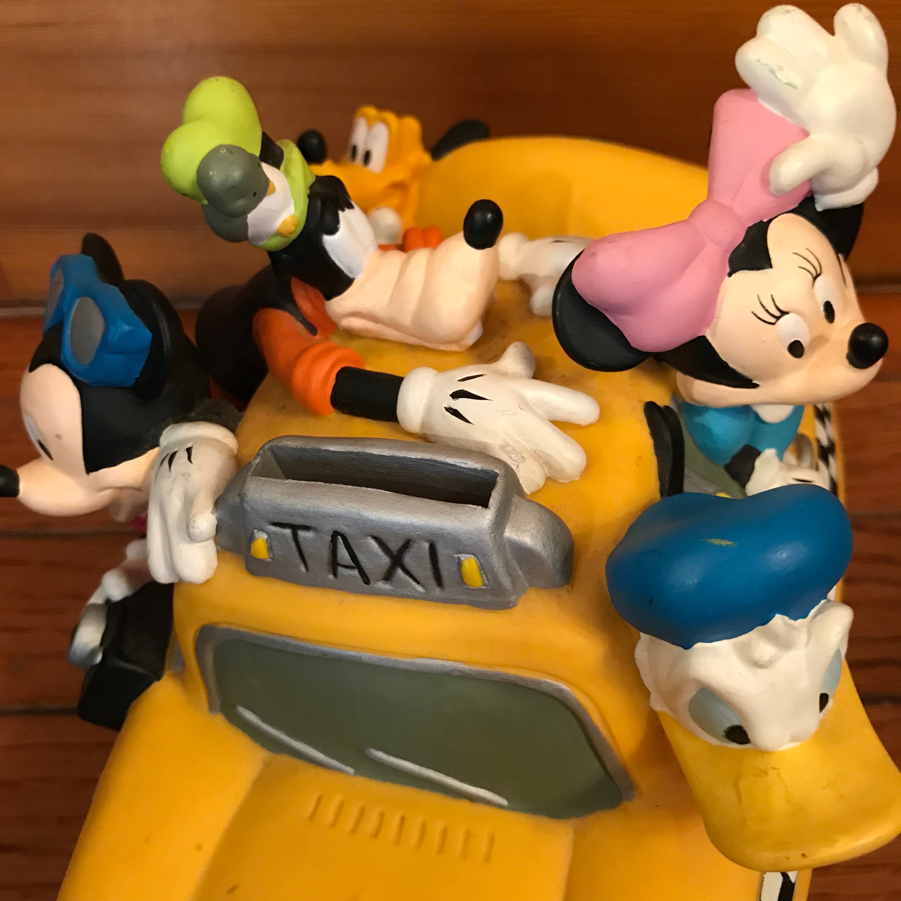 ミッキー、ミニーマウス、ドナルドダック、グーフィーがタクシーに乗っ