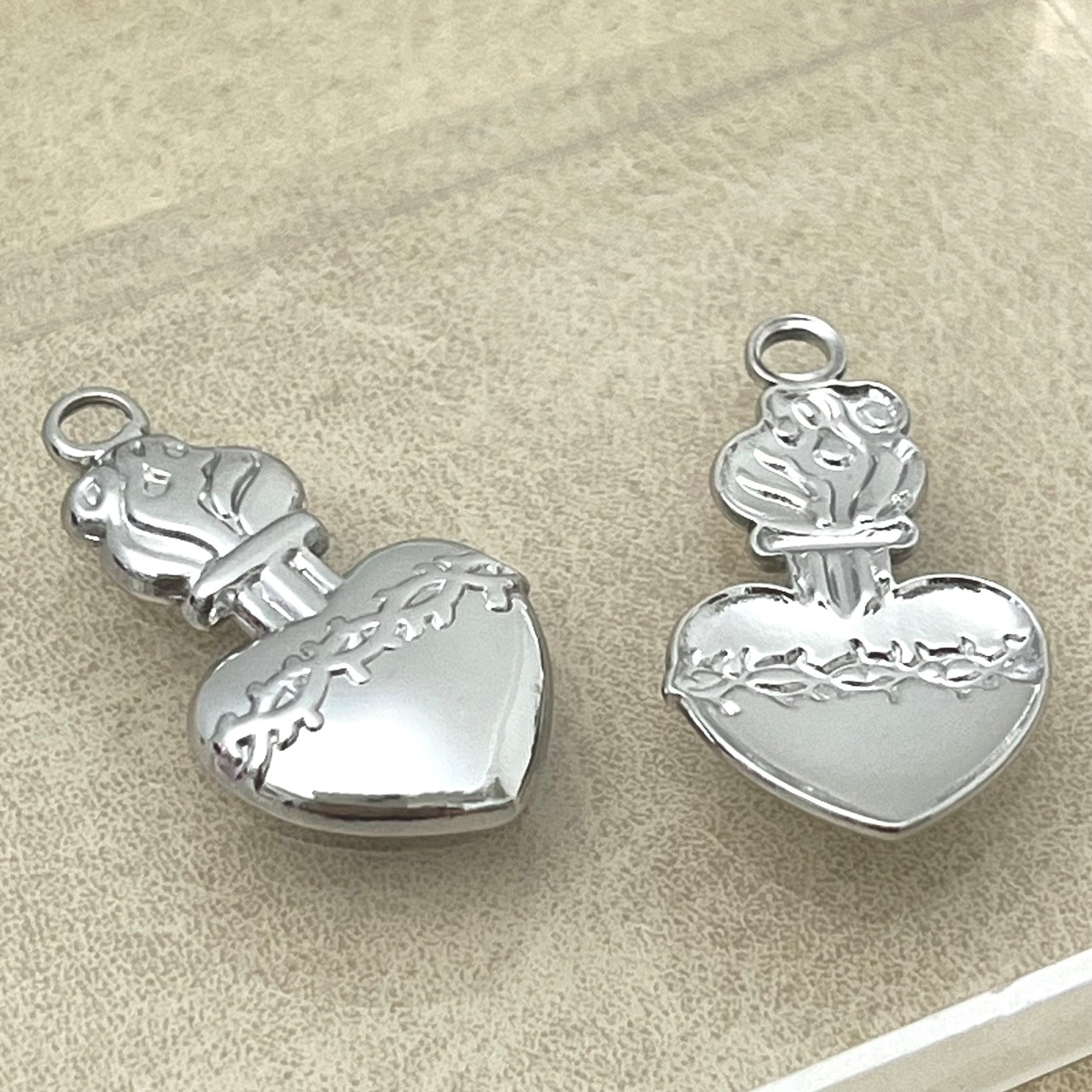 ステンレス製神聖ハートチャームＶ/