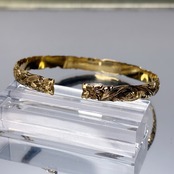 スクロールハワイアンバングル(M/Gold)