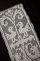 19世紀 フランス リネン 鳥と魚と薔薇と カンデラブルムのあるゴシック的ハンドワークフィレレースモチーフ アンティーク