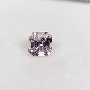 トルマリンの角砂糖  約3.8mm*3.8mm H2.9mm r-0411
