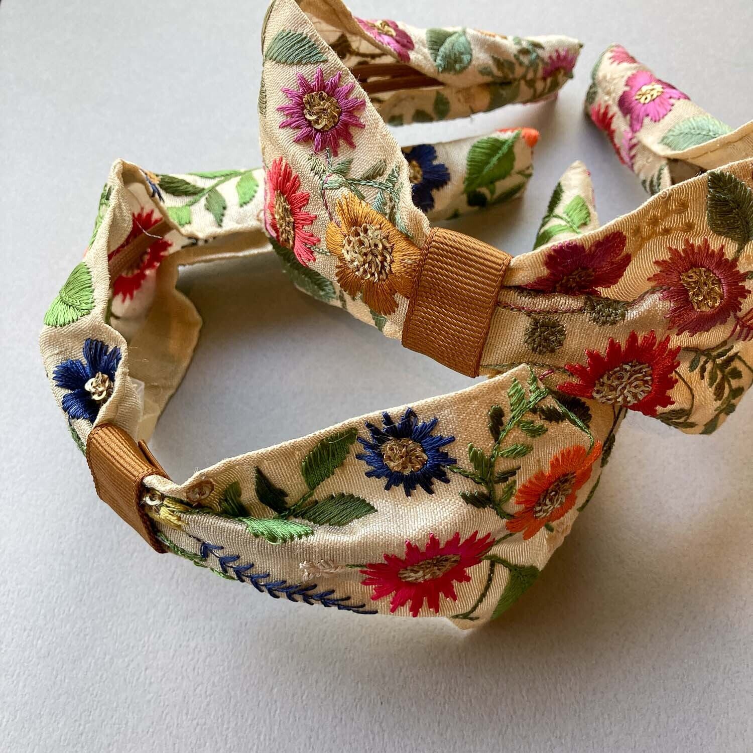 リボン型刺繍リボンカチューシャ | Dua-アクセサリーパーツショップ