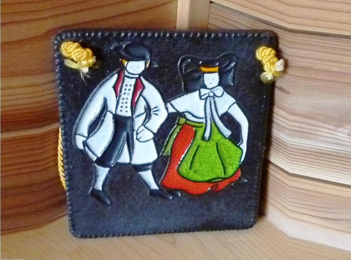 ドイツBUCKEBURG KERAMIK 民族衣装 陶板壁飾り