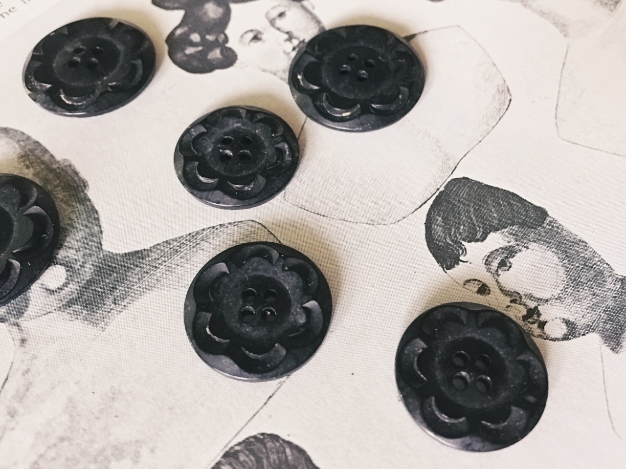 フランス 1900s 幾何学の黒花とgalalithe製ボタンセットb アンティーク