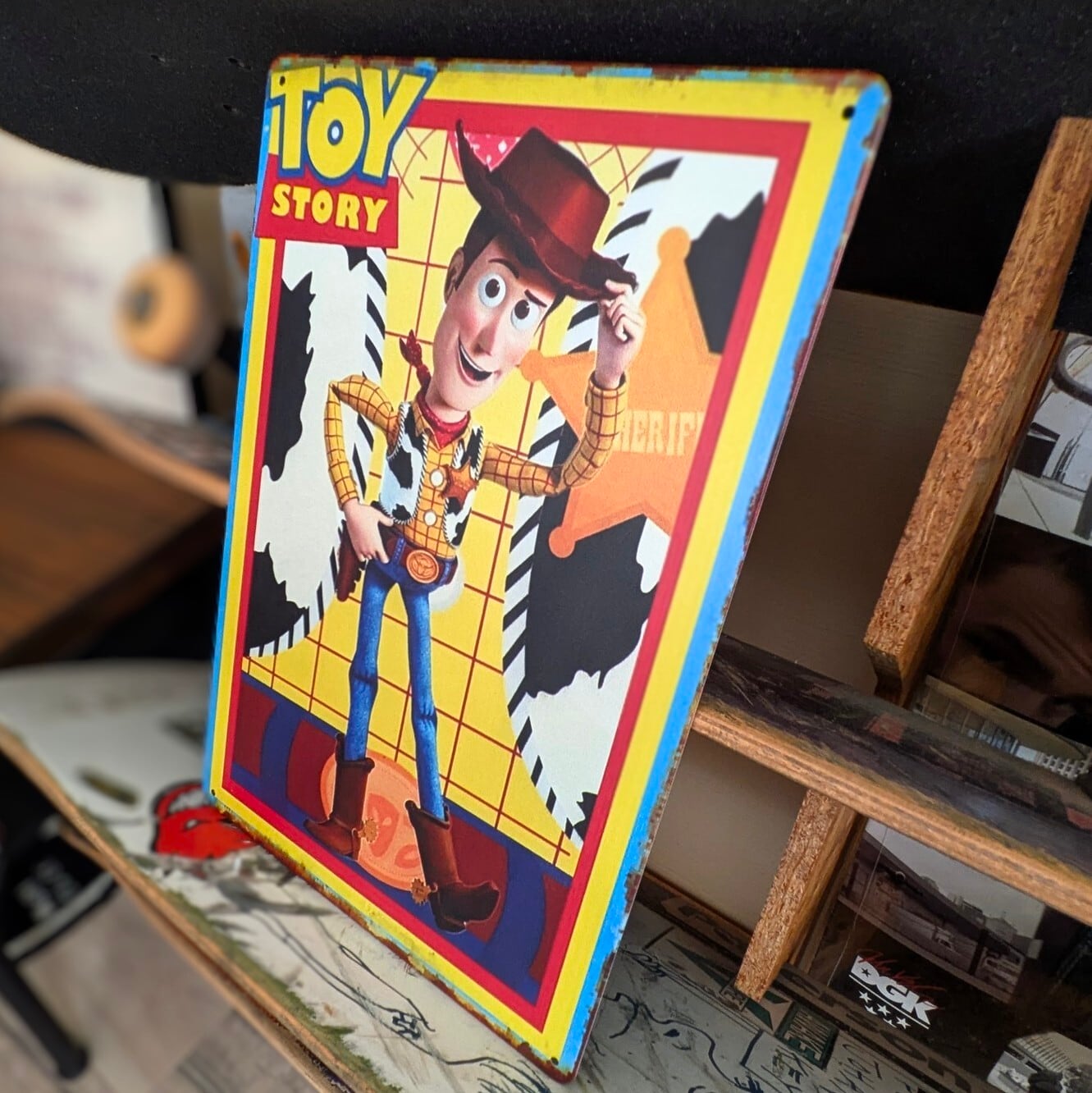 送料無料！ちょうどいいブリキ看板【 TOY STORY（ トイ・ストーリー ）】トイストーリー 『 ウッディ 』 / METAL SIGN / メタルサイン / ブリキ看板 / サインボード / ビンテージ加工 〚アメリカン雑貨 アメトイ〛