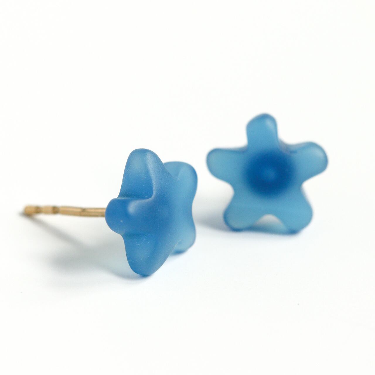 【極上カット】ブルーのアシメ☆天然石ピアス そっと花咲くブルーアゲート/スタッドピアス/14kgf/一点もの/天然石