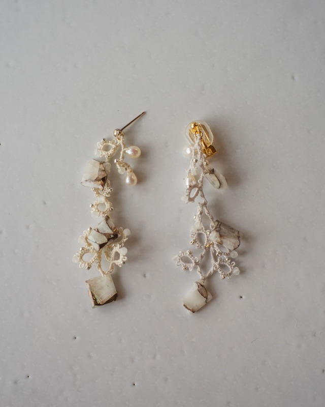 “珊瑚の欠片”　耳飾り（Ecru, White grey）