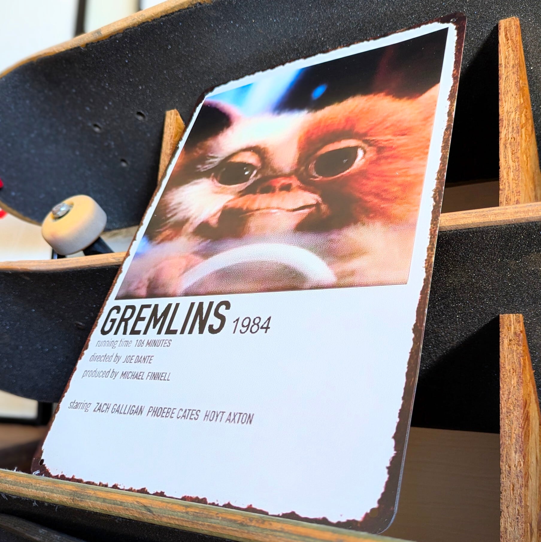 送料無料！ちょうどいいブリキ看板【 Gremlins （ グレムリン ）】 ギズモ 運転 / METAL SIGN / メタルサイン / ブリキ看板 / サインボード / ビンテージ加工 〚アメリカン雑貨 アメトイ〛