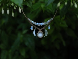 ムーンストーン 月の満ち欠けネックレス white