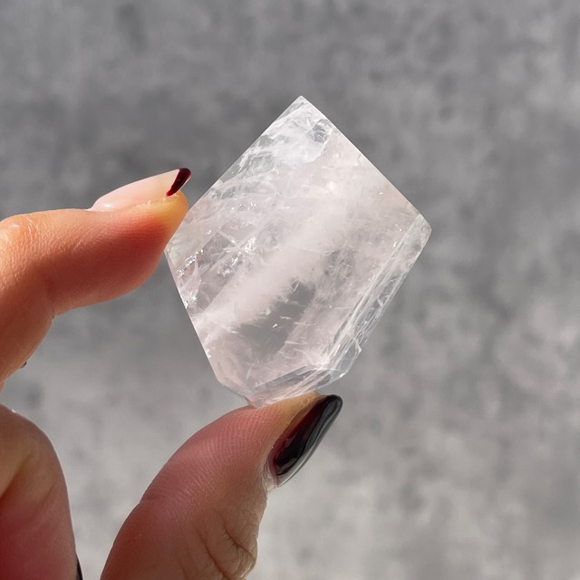 ブラジル産 ローズクォーツ｜透明感と白い内包が美しい一点もの