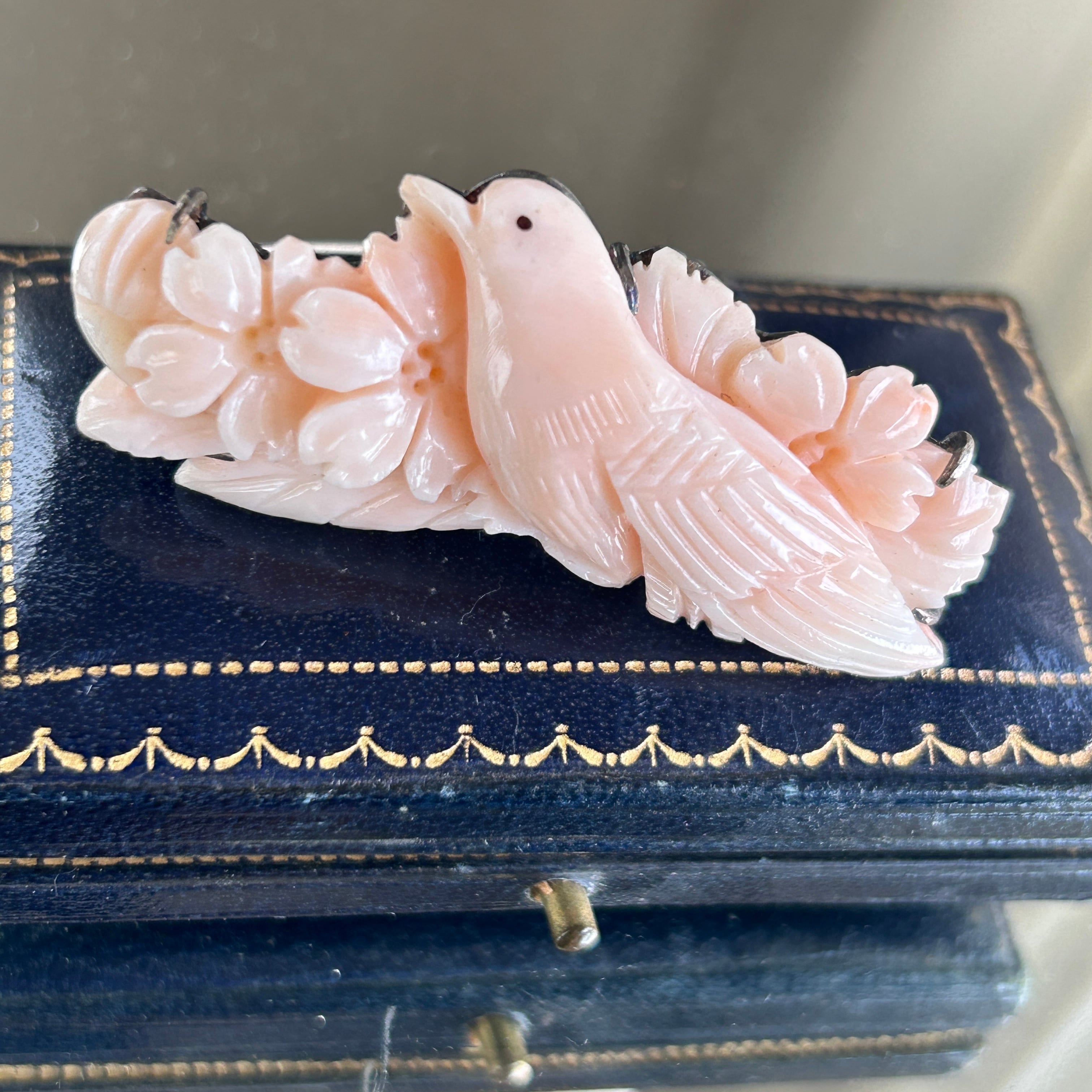 Vintage  薄桃サンゴカービング　桜にヒヨドリのブローチ
