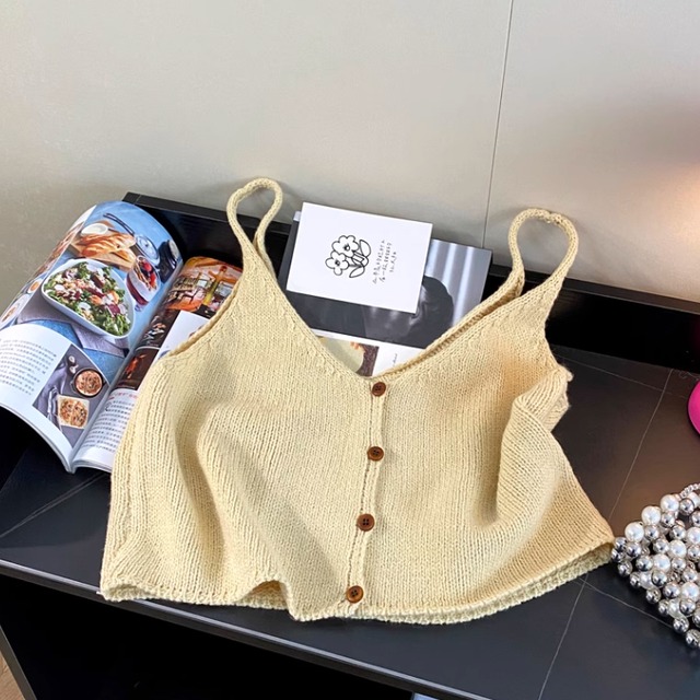 ニットベスト レディース トップス ニット ベスト キャミソール ショート 袖なし Vネック 襟なし ボタン かわいい シンプル カジュアル おしゃれ ラフ 存在感 キュート ベーシック ナチュラル ホットガール 無地 春 夏 秋 ロングシーズン デート お出かけ 旅行 公園 女子会 休日 ショッピング コンサート ライブ お花見 カフェ ランチ 重ね着 韓国 オルチャン プチプラ 普段使い 着回し モテ インスタ映え 定番 フリーサイズ ワンサイズ カラバリ グレー イエロー レッド グリーン