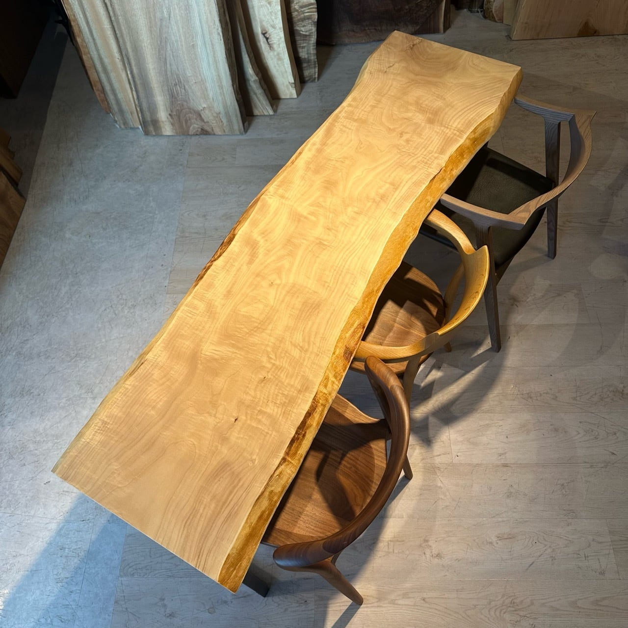 栃（トチ） 一枚板 | 千年家具 - 一枚板 テーブル専門店