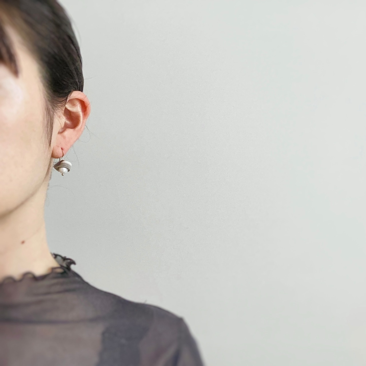 shell (胡粉・鼠色×淡水パール) 14kgfピアス/brass イヤリングの画像05