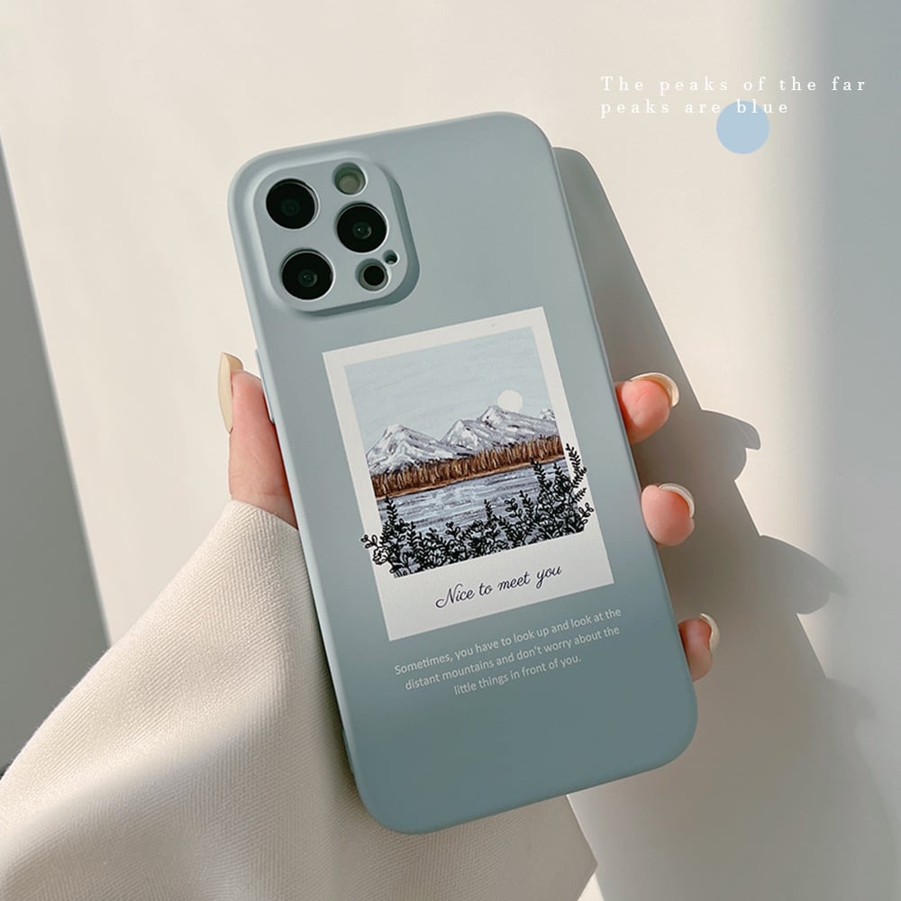 【iPhone全機種対応】美しいペールブルー◎雪山 フォトステッカー風 プリントデザイン カメラ保護 淡色 おしゃれ スマホケース ND-15493