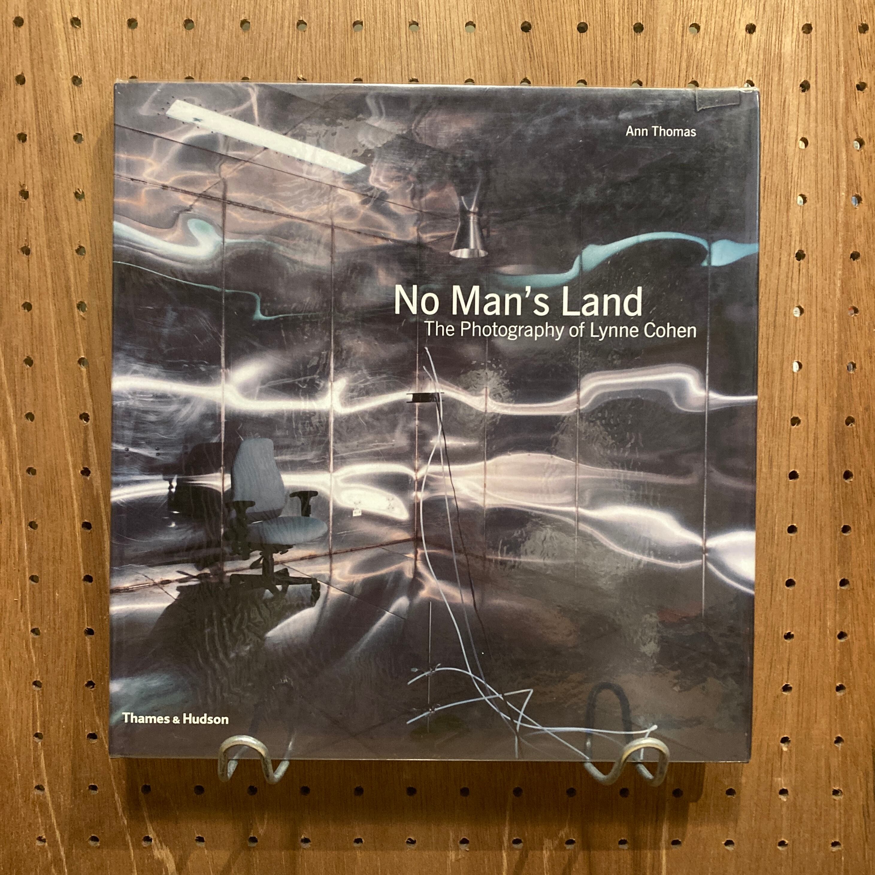 No Man's Land　Lynne Cohen　リン・コーエン Lynne Cohen – No Man's Land :Olga Korper Gallery