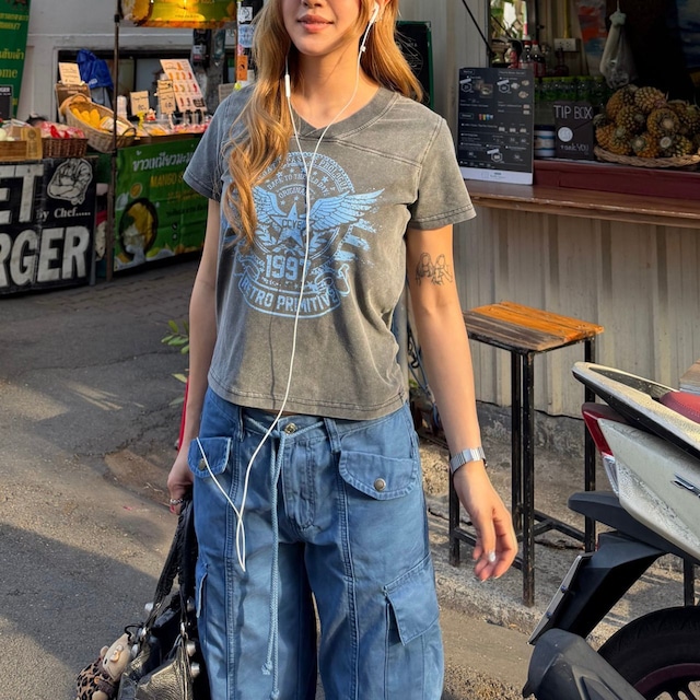 ウィングエンブレムグラフィックVネックTシャツ 2col R02249