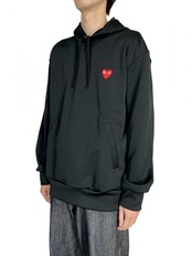 【PLAY COMME des GARCONS】T174(メンズ) エステルスムースプルオーバーフーディ(赤エンブレム)