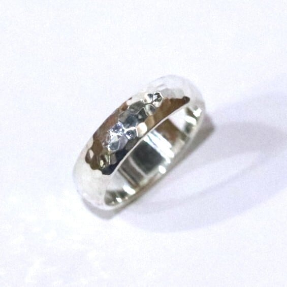 【SVリング】幅広甲丸_槌目