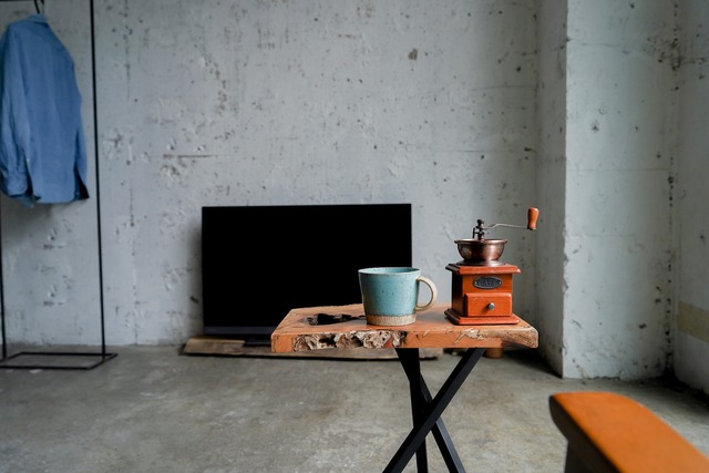 穴あき欅のサイドテーブル