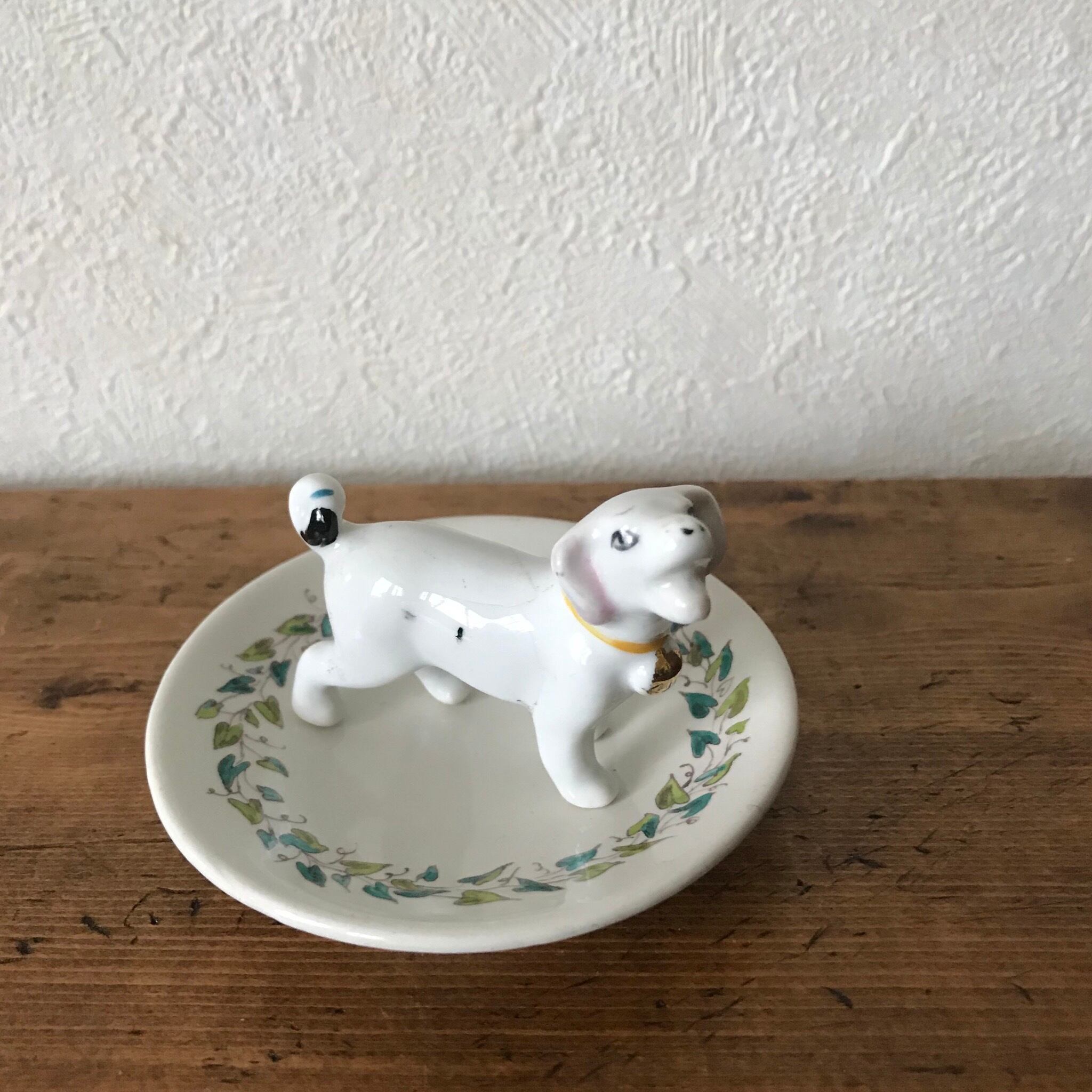 葉っぱの小皿と犬